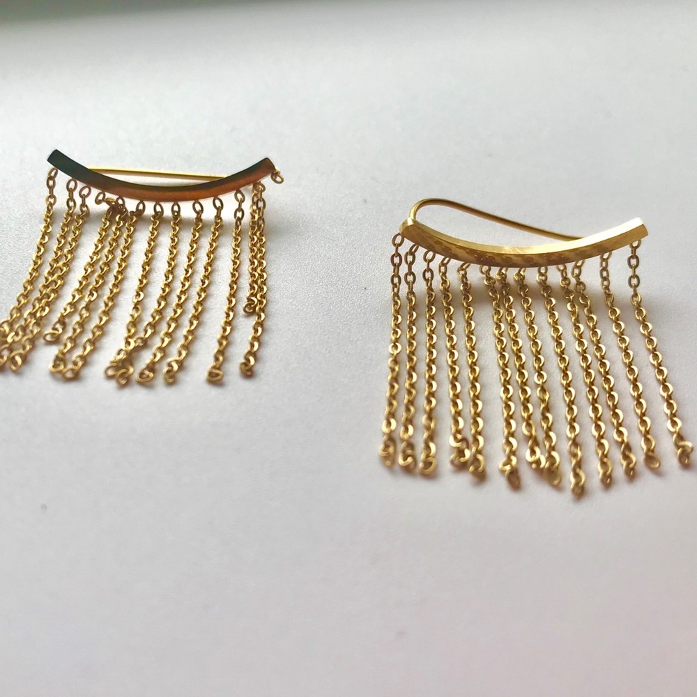 Dazzling ear-hugging dangles 🌟